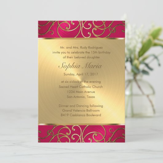 Quinceanera Magenta Pink und Gold Filigree Wirbel Einladung (Stehend Vorderseite)