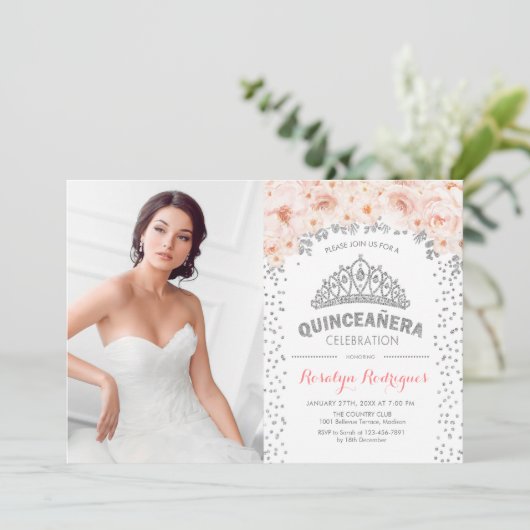 Quinceanera mit Foto - Silberrosa, florale Blume Einladung (Stehend Vorderseite)