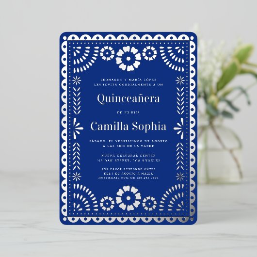 Quinceañera Papel Picado Elegant Royal Blue Silver Folieneinladung (Stehend vorne)