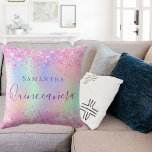 Quinceanera Rosa lila Glitzer holografisch Kissen<br><div class="desc">Ein trendiger,  regenbogenfarbener Hintergrund mit Einhorn- und Regenbogenpastellfarben in Rosa,  lila,  Rose Gold,  Minzgrün. Dekoriert mit Imitaten Glitzer Staub,  Konfetti. Personalisieren und fügen Sie einen Namen,  geschrieben mit einem modernen handgeschriebenen Stil Skript. Lila Buchstaben.</div>