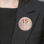 Quinceanera-Rose Button<br><div class="desc">Eleganter, klassischer, glamouröser und mädchenhafter Name für eine Quinceañera, 15. Geburtstagsfeier. Rose Gold und Farbverlauf. Dekoriert mit Rose Gold Konfetti. Personalisieren und einen Namen hinzufügen. Der Name ist mit einem modernen, dunklen Rose gefärbten Handschrift geschrieben. Nummer 15 wird mit einem Schriftart im Ballonstil geschrieben.</div>
