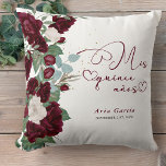 Quinceanera Rote Rose Personalisiert Mis Quince An Kissen<br><div class="desc">Das Kissen von Quinceañera ist ein wunderschönes Geschenk, um den 15. Geburtstag einer besonderen jungen Frau zu feiern. Dieses elegante Kissen aus Quinceanera besticht durch bordeauxrote und cremefarbene Blume in Vintager Rose auf weißem Hintergrund mit einem Hauch von Konfetti-Punkten aus Gold. Mis Quince Anos wird in Kalligrafie mit Herz-Liebe-Wirbel geschrieben....</div>