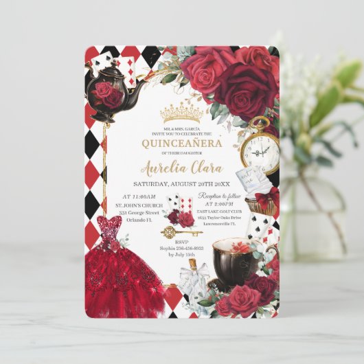 Quinceañera Rote Rosen Blumenkohle Alice im Wunder Einladung (Stehend Vorderseite)