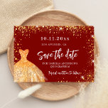 Quinceanera Rotgold Kleid Glitzer Party Save The Date<br><div class="desc">Eine junge und trendige Save the Date für eine Quinceañera,  15. Geburtstagsfeier. Ein roter Hintergrund dekoriert Imitate vergoldeten Glitzer Glitzern und ein goldenes Kleid. Personalisieren und fügen Sie Datum und Name/Alter hinzu. Der Text: Save the Date ist mit einem großen angesagten,  handgeschriebenen Stilskript geschrieben.</div>