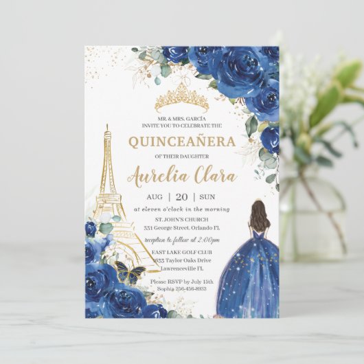 Quinceañera Royal Blue Floral Paris Eiffel Gold Einladung (Stehend Vorderseite)