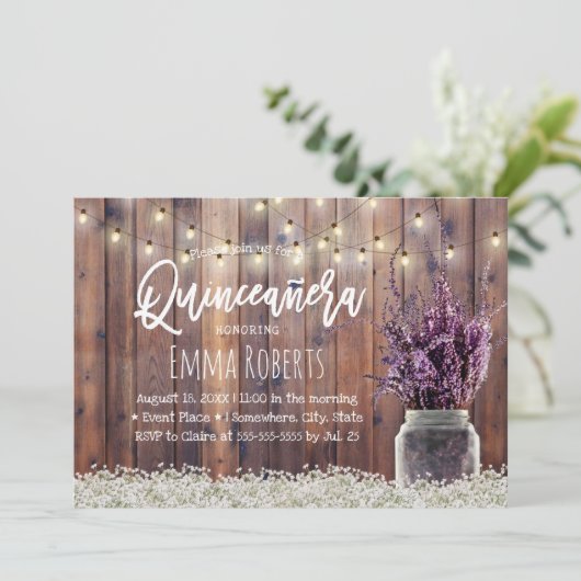 Quinceanera Rustic Lavendel Floral String Lights Einladung (Stehend Vorderseite)