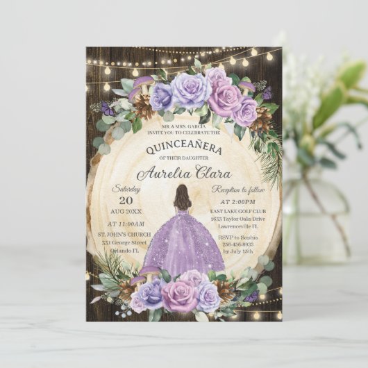 Quinceañera Rustikaler Lila Blumenwald Einladung (Stehend Vorderseite)