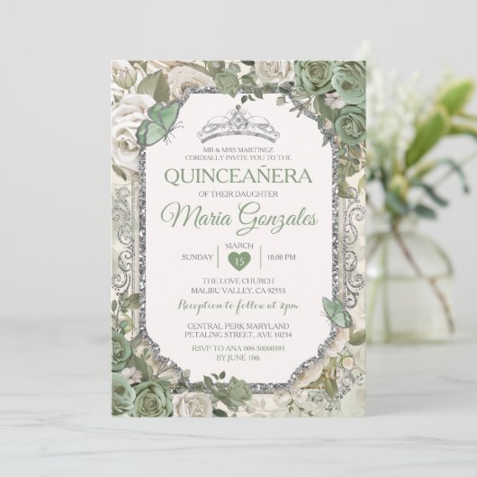 Quinceañera Sage Green & Silver Crown Butterfly Einladung (Stehend Vorderseite)