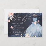 Quinceanera Save the Date Dusty Blue Gown Einladung<br><div class="desc">PixDezines quinceanera Save the Date - mit glitzerndem Aquarell in blass staubblauer Farbe,  Aquarellfarben-Rose in Blau und Marineblau.  Akzentuiert mit Schmetterlingen und Silberschmetterlingen und strahlend blauem Hintergrund (siehe Filter zum Ändern des Tons) und Imitat rot und marineblau Glitzer.   Alle Elemente sind editierbar.

Copyright © 2010-2021,  PixDezines™.   Alle Rechte vorbehalten.</div>