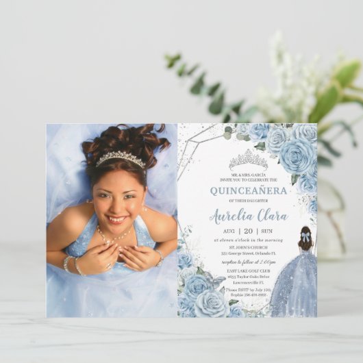 Quinceañera Soft Baby Blue Floral Prinzessin 15 Añ Einladung (Stehend Vorderseite)