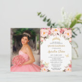 Quinceañera Soft Blush Floral Gold Tiara Butterfly Einladung (Stehend Vorderseite)