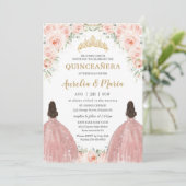 Quinceañera Soft Blush Rose Blume Twins Einladung (Stehend Vorderseite)