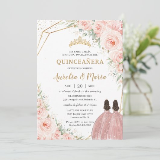 Quinceañera Soft Blush Rose Blume Twins Einladung (Stehend Vorderseite)