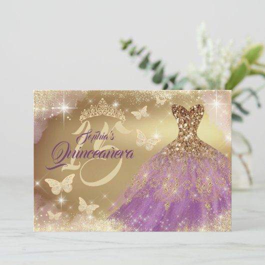 Quinceanera Sparkle Gold Lila Kleid Einladung (Stehend Vorderseite)