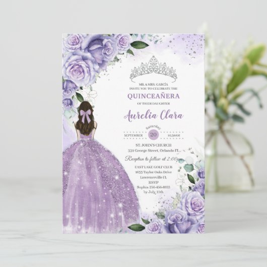 Quinceañera Sweet 16 Lila Lavendel Floral Silver Einladung (Stehend Vorderseite)
