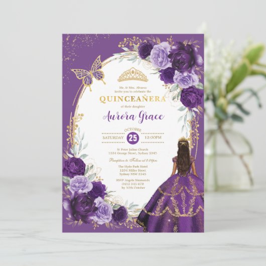 Quinceañera Violet Lilac Gold Floral Butterfly Einladung (Stehend Vorderseite)