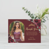 Quinceañera XV Sweet 16 Burgundy Floral Gold Foto Dankeskarte (Stehend Vorderseite)