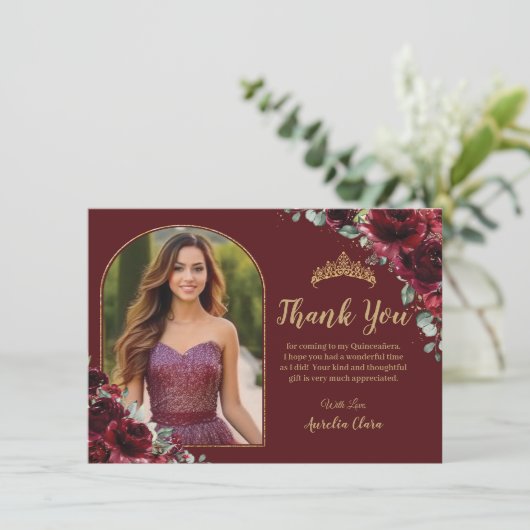 Quinceañera XV Sweet 16 Burgundy Floral Gold Foto Dankeskarte (Stehend Vorderseite)