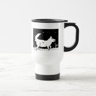 Quinn trägt eine Beleuchtungswanze Reisebecher