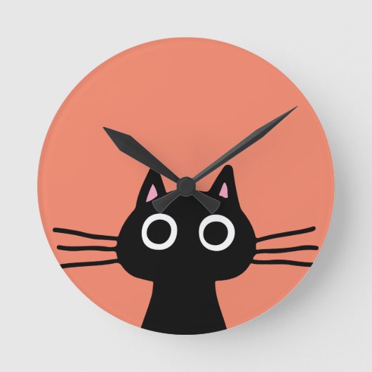 Quirky Black Kitty Cat mit Long Whiskers Runde Wanduhr (Vorderseite)