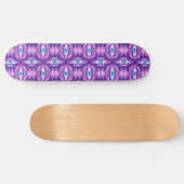 Quirky blaue Augen im mystischen Lila Muster Skateboard (Horizontal)
