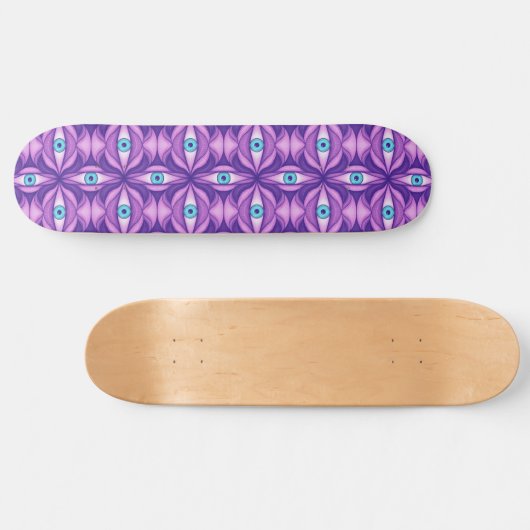 Quirky blaue Augen im mystischen Lila Muster Skateboard (Horizontal)