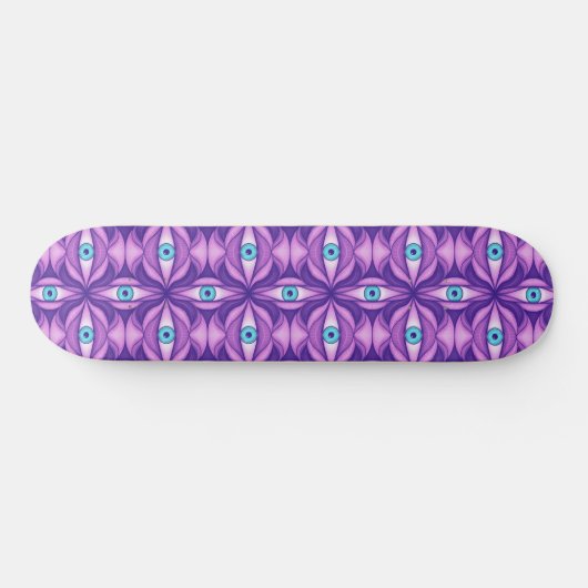 Quirky blaue Augen im mystischen Lila Muster Skateboard (Horizontal)