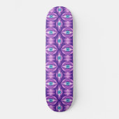 Quirky blaue Augen im mystischen Lila Muster Skateboard (Vorderseite)