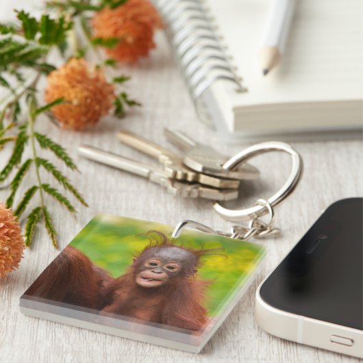 Quirky-Charme eines Orangutan-Babys Schlüsselanhänger (Vorderseite rechts)