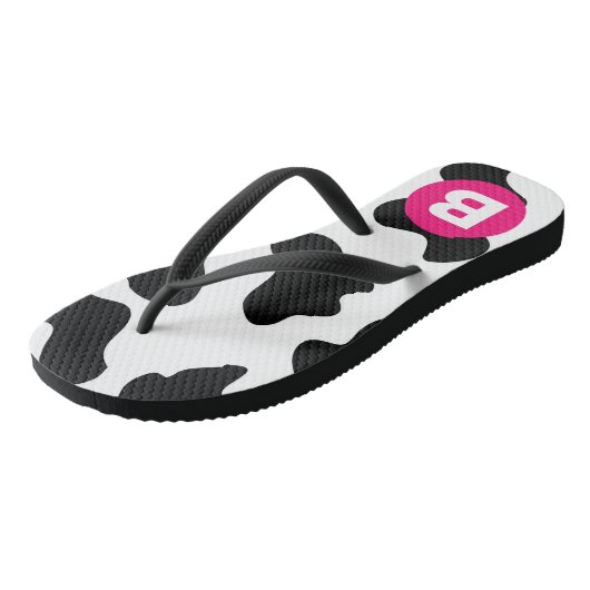 Quirky Cow Patch Pattern Pink Monogram Badesandalen (Schrägansicht)