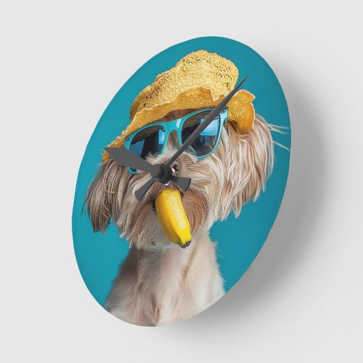 Quirky Dog Wall Clock with Sunglasses, Hat, and Ba Runde Wanduhr (Winkel)