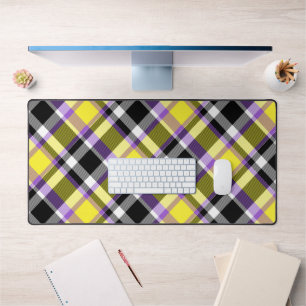 Quirky Eclectic Boho Nonbinary Karo Stolzflagge Schreibtischunterlage