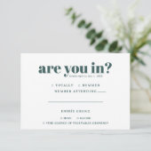 Quirky Fun Wedding RSVP | 70er Typografie Ankündigung (Stehend Vorderseite)