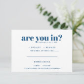 Quirky Fun Wedding RSVP | 70er Typografie Ankündigung (Stehend Vorderseite)
