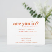 Quirky Fun Wedding RSVP | 70er Typografie Ankündigung (Stehend Vorderseite)