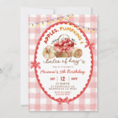 Quirky Gingham Apples Pumpkins und Bales of Hay Einladung (Vorderseite)