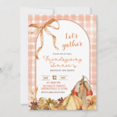 Quirky Gingham Kariert Friendsgiving Bow Pumpkin Einladung (Vorderseite)
