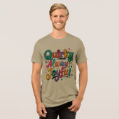 Quirky Immer Fröhlich Tri-Blend Shirt (Vorderseite voll)