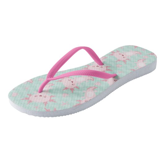 Quirky Kawaii Axolotl Pattern Badesandalen (Schrägansicht)
