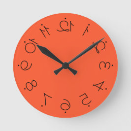 Quirky Orange With Flipped Twisted Numbers Runde Wanduhr