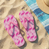 Quirky Pink Flamingos Muster in Pink Badesandalen