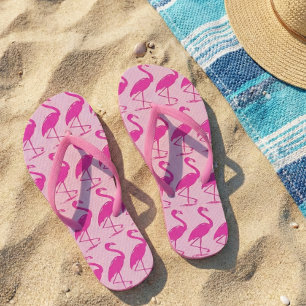 Quirky Pink Flamingos Muster in Pink Badesandalen