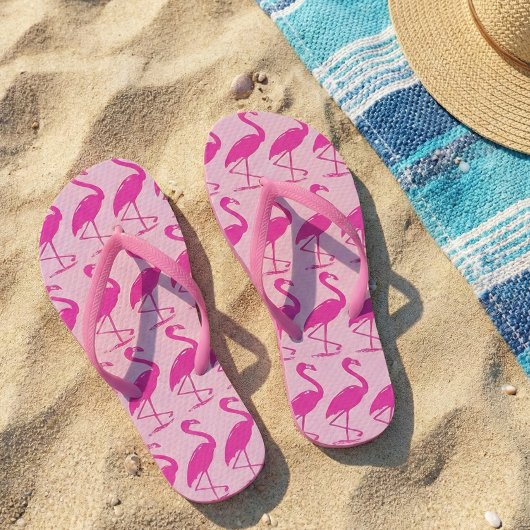 Quirky Pink Flamingos Muster in Pink Badesandalen