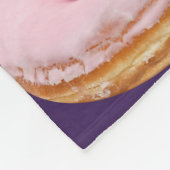 Quirky Pink Glazed Donuts Muster Lila Fleecedecke (Ecke)