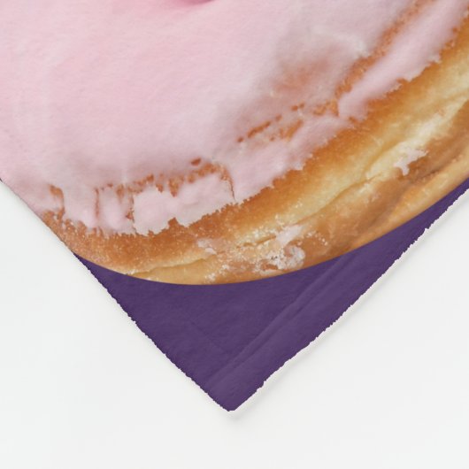 Quirky Pink Glazed Donuts Muster Lila Fleecedecke (Ecke)