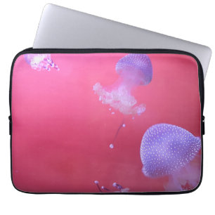 Quirky-Qualle im rosa Wasser Laptopschutzhülle