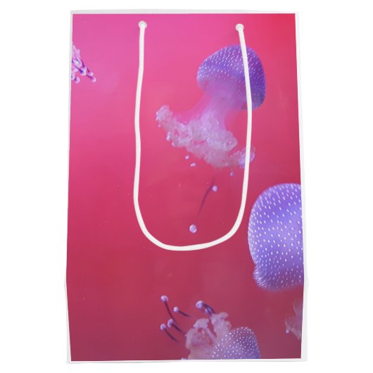 Quirky-Qualle im rosa Wasser Mittlere Geschenktüte (Rückseite)