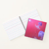 Quirky-Qualle im rosa Wasser Notizblock (Innenseite)