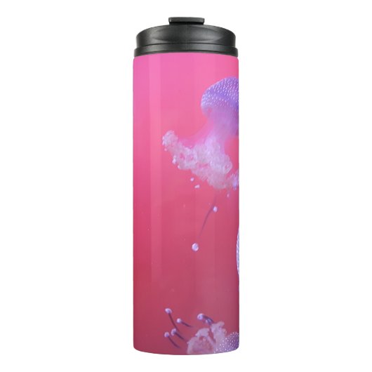 Quirky-Qualle im rosa Wasser Thermosbecher (Vorderseite)