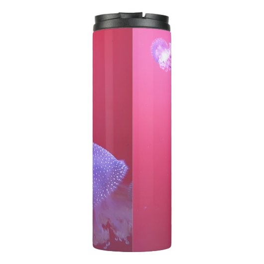 Quirky-Qualle im rosa Wasser Thermosbecher (Rückseite)